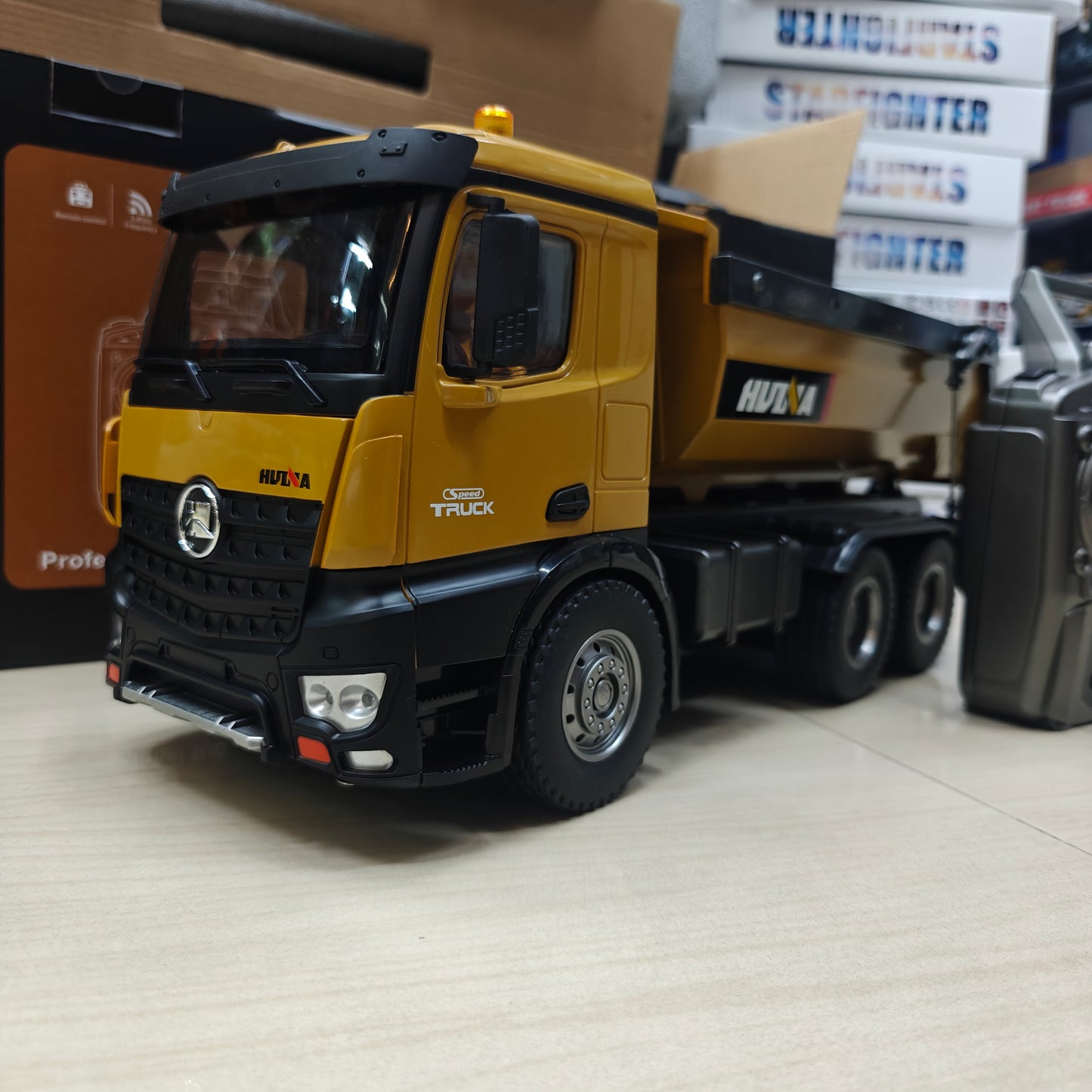 Huina 1573 1:14 Dump Truck (14 CHANNEL)
