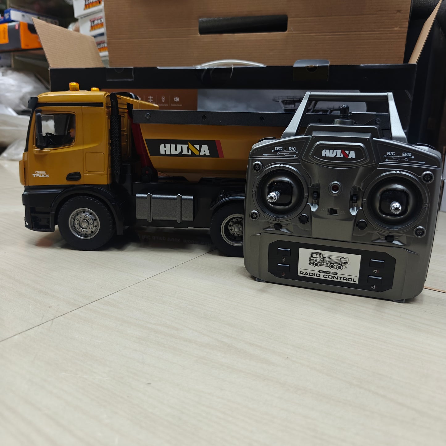Huina 1573 1:14 Dump Truck (14 CHANNEL)