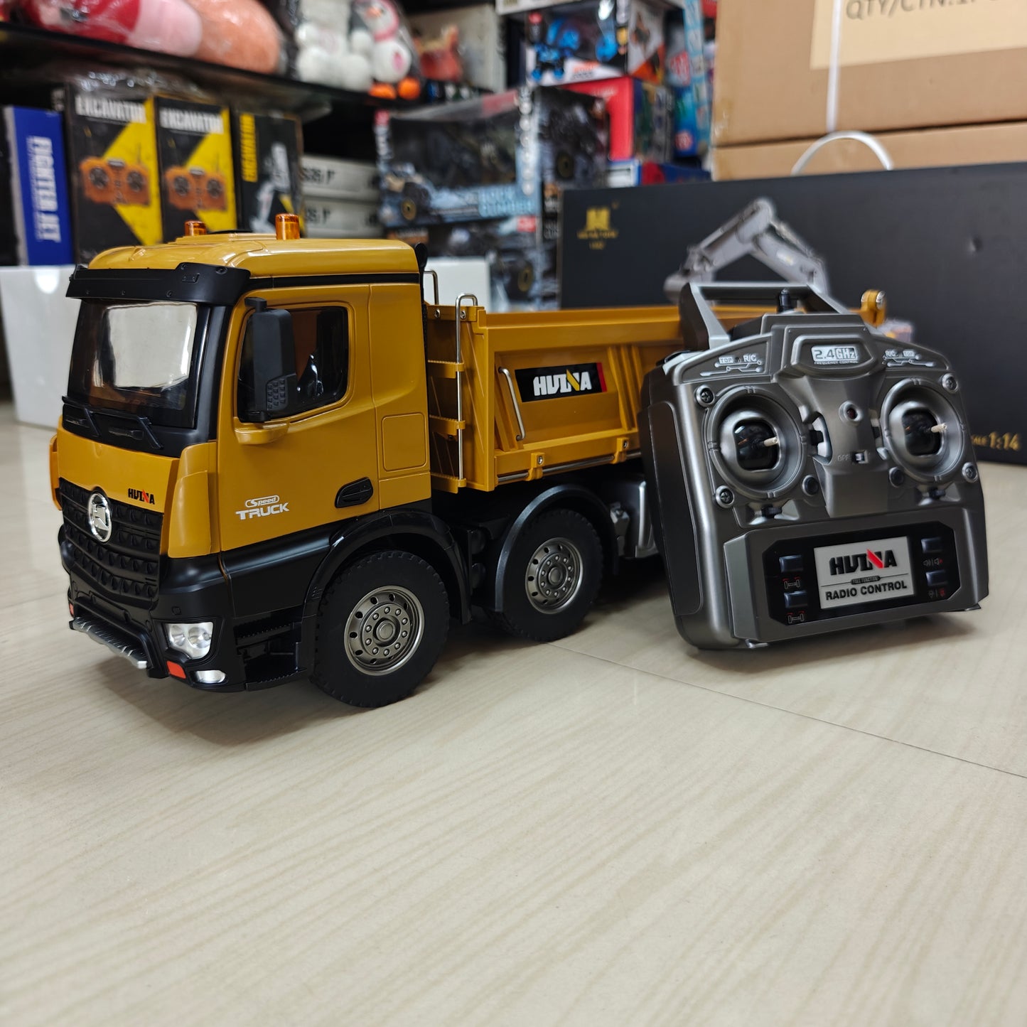 Huina 1536 1:14 RC Dump Truck